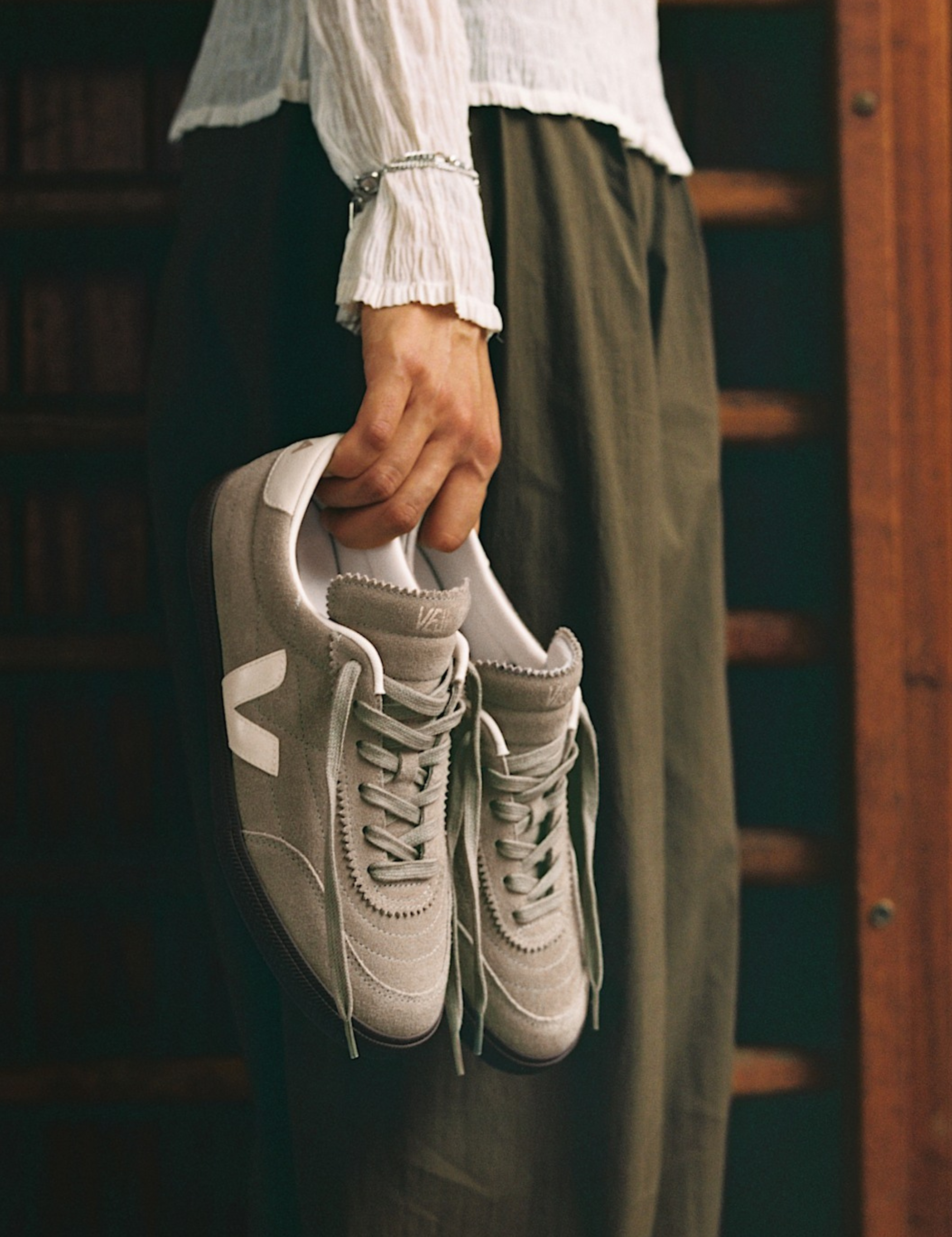 Veja-Product_Pics_-_Veja_Panenka_Suede_Taupe_Pierre_Bark_5.png